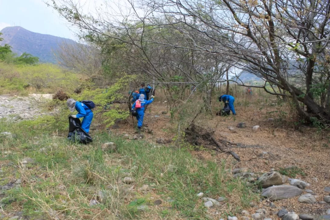 Este sector viene siendo utilizado por bañistas los fines de semana, dejando todos sus desechos después de recrearse y aprovechar las bondades del río y de su ribera.